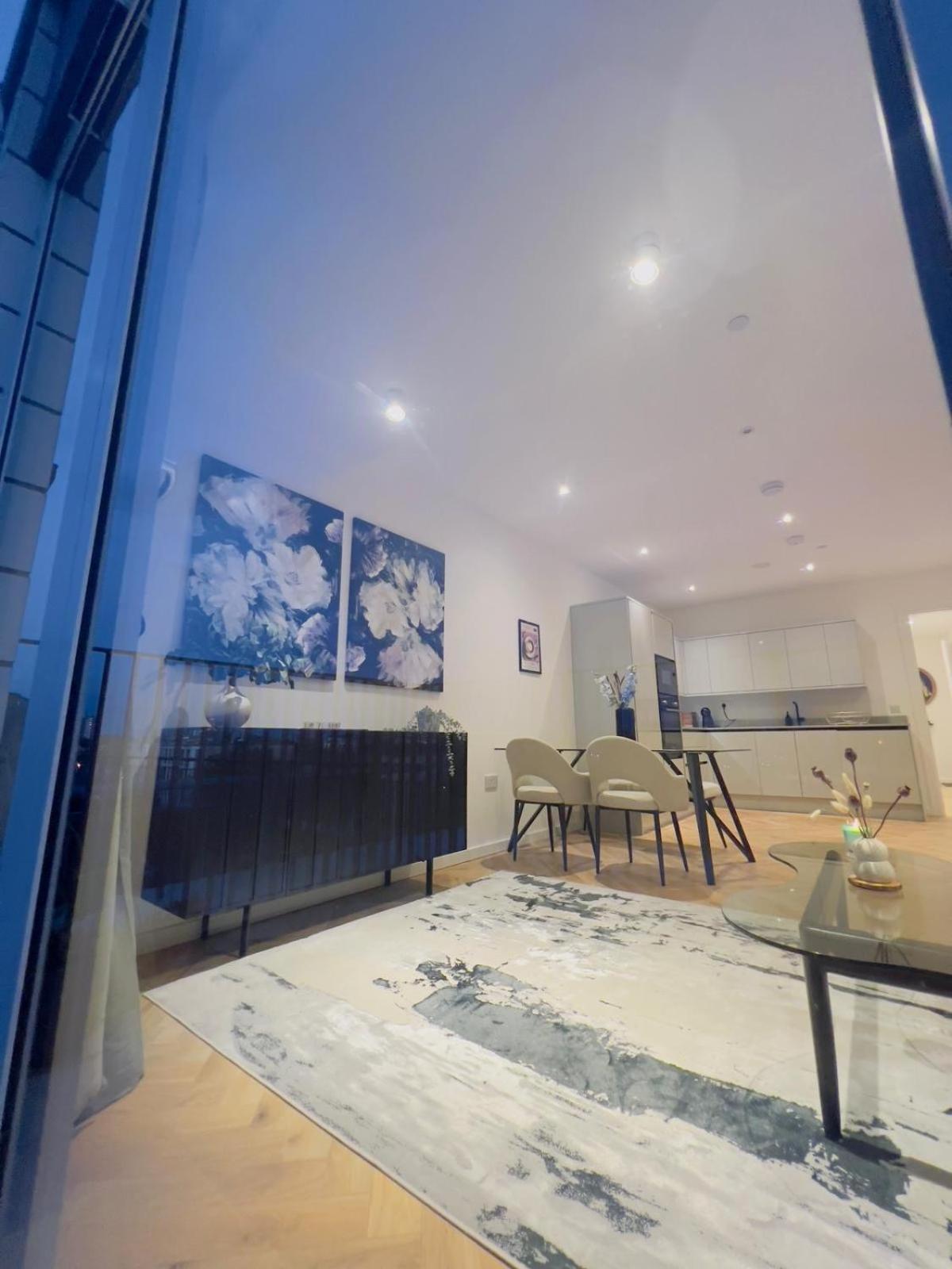 Modern Balcony Flat Closet To Bridge
