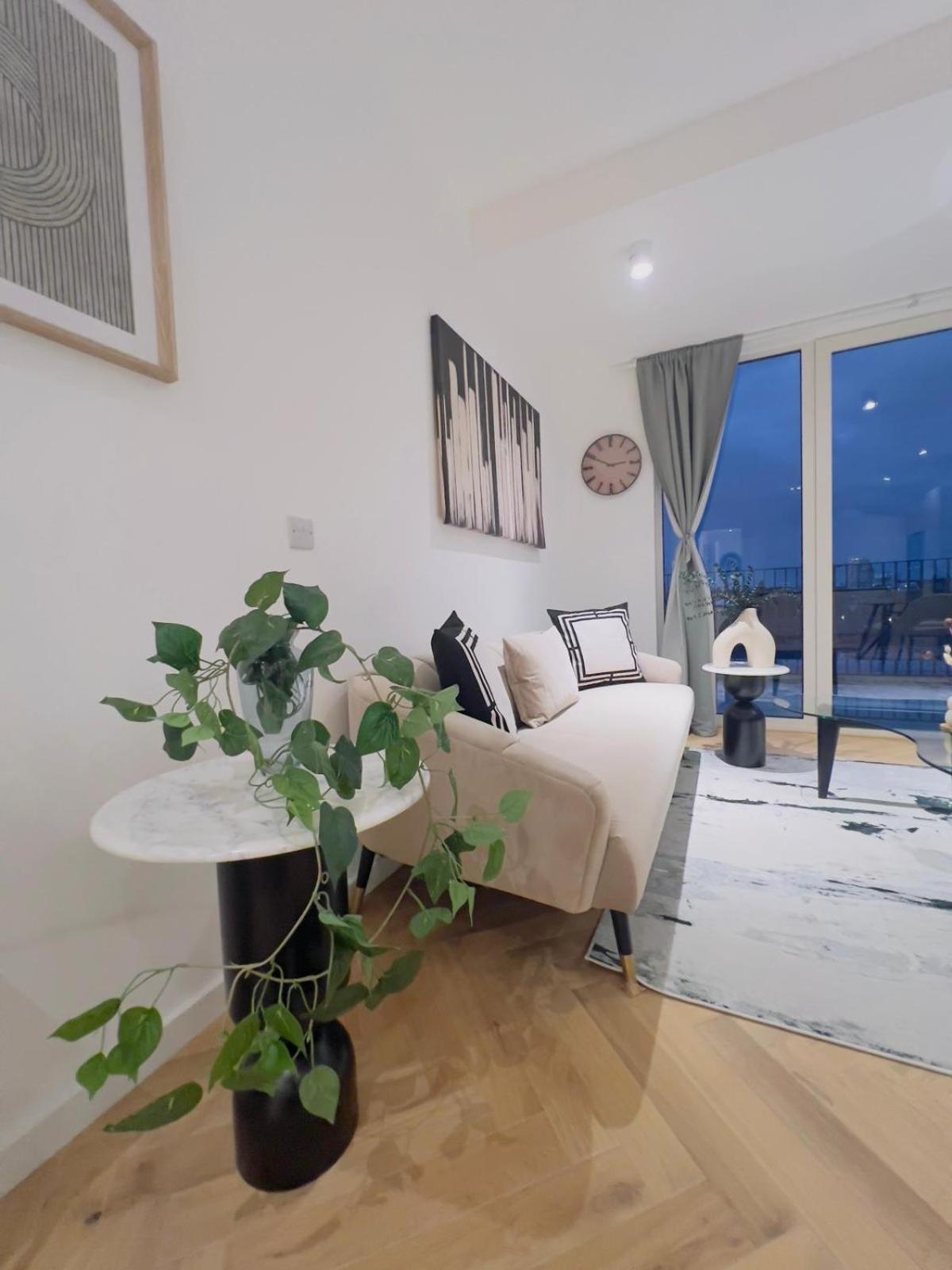 Modern Balcony Flat Closet To Bridge Londres