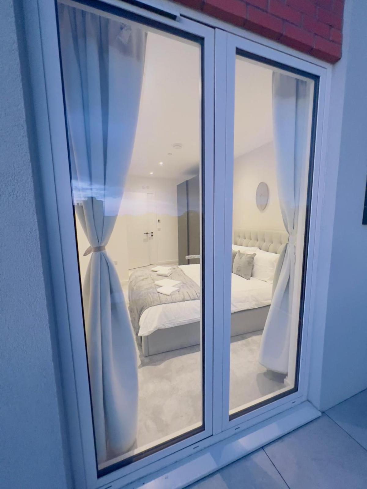 Modern Balcony Flat Closet To Bridge