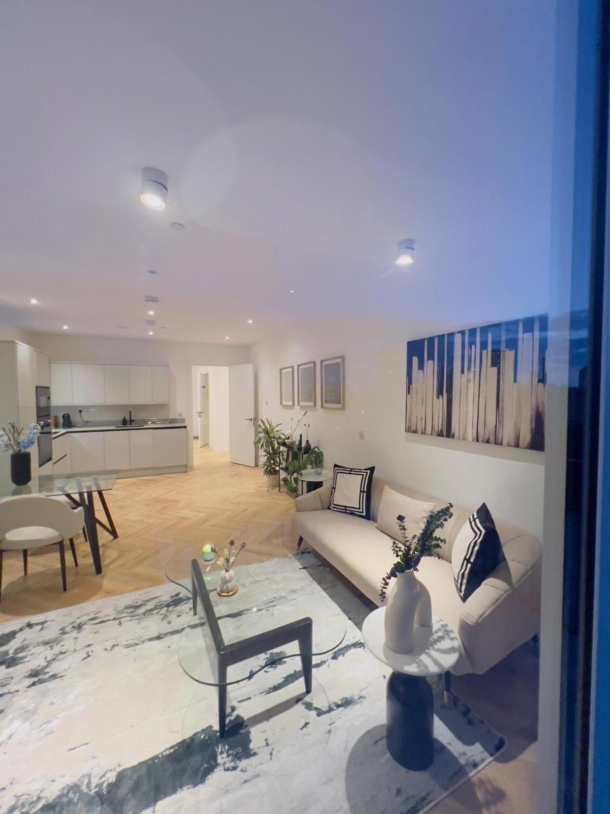 Modern Balcony Flat Closet To Bridge Londres