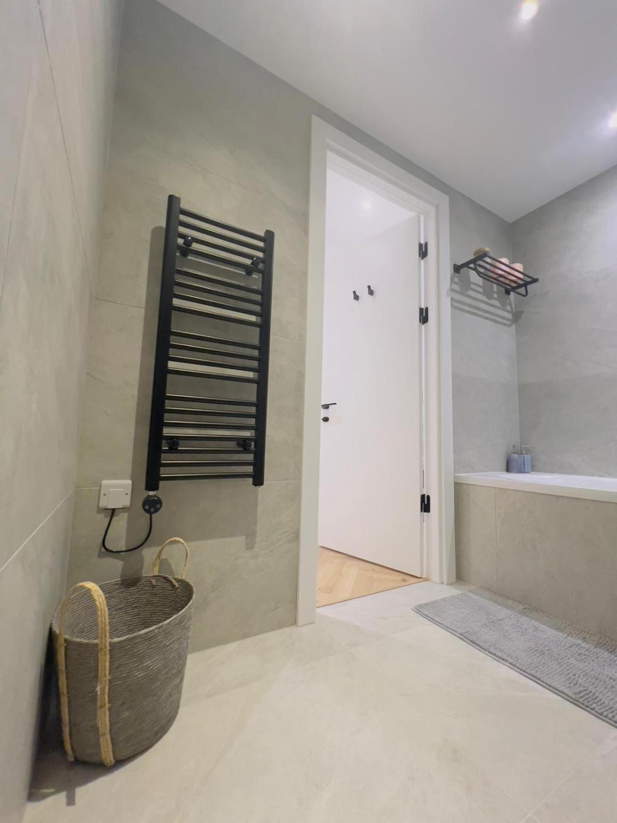 Modern Balcony Flat Closet To Bridge Appartement Londres